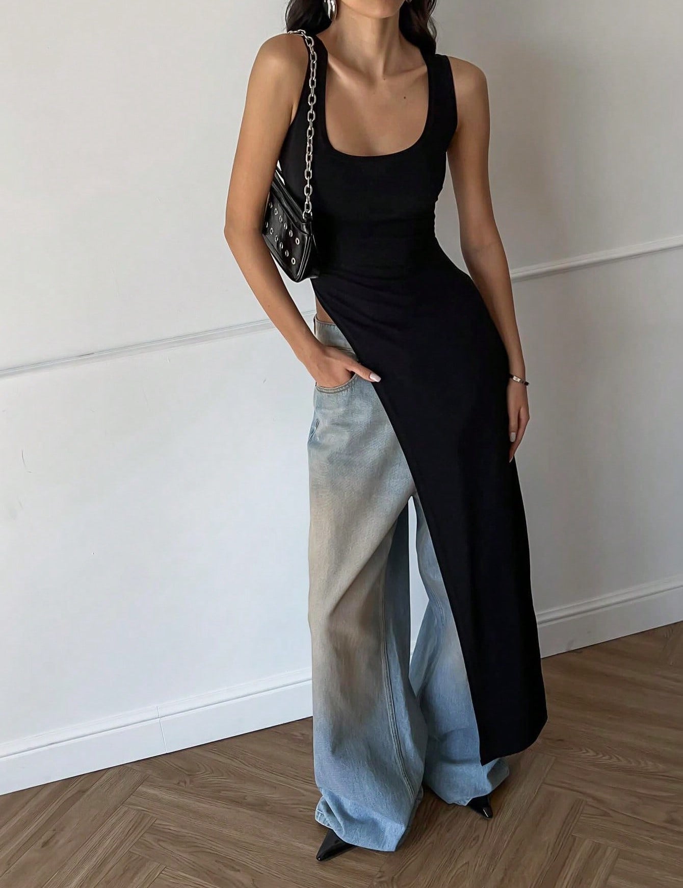 StylishelongatedT-shirtwithaslimfitandU-neck_1.jpg