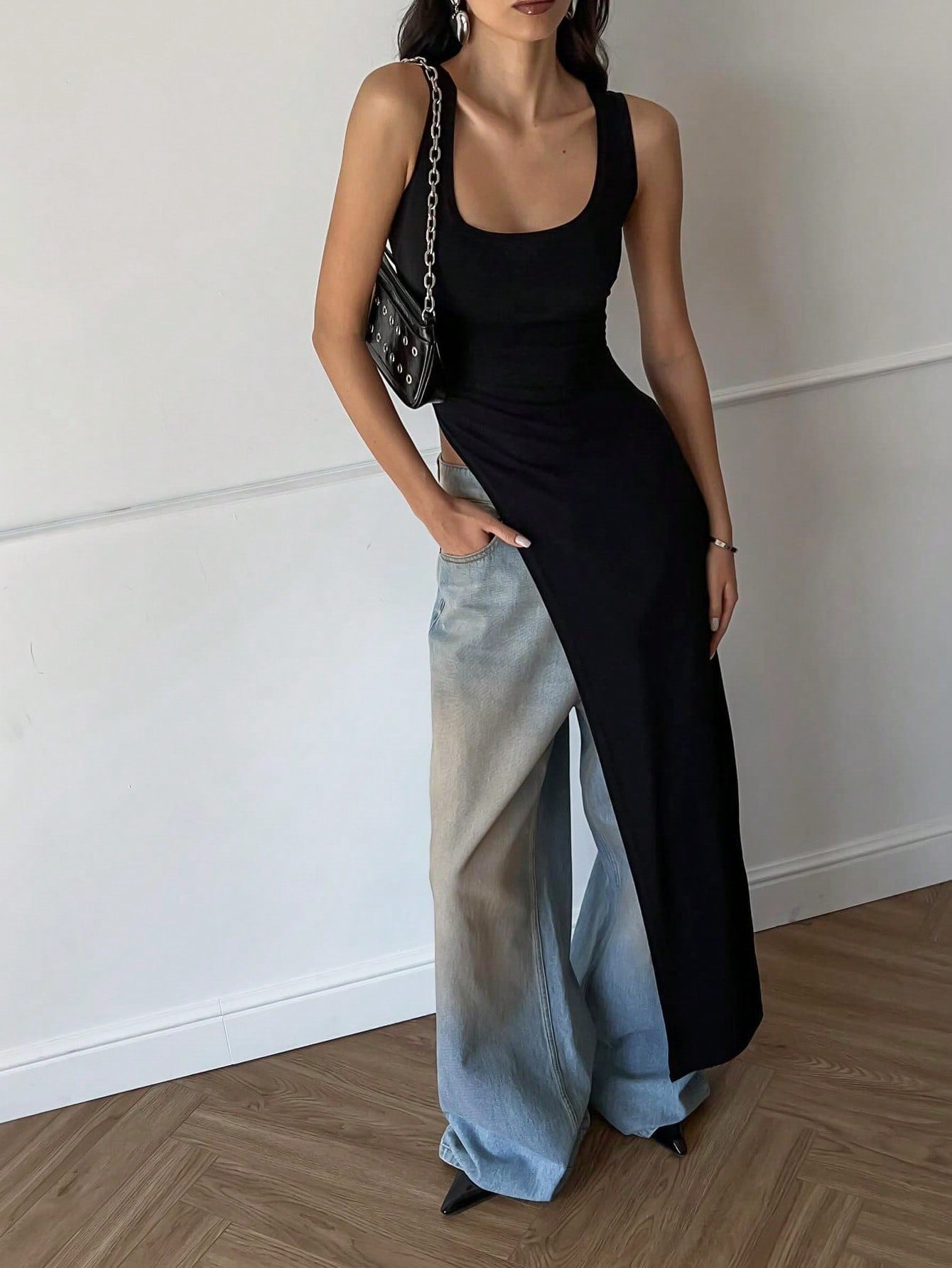 Stylish elongated T-shirt with a slim fit and U-neck