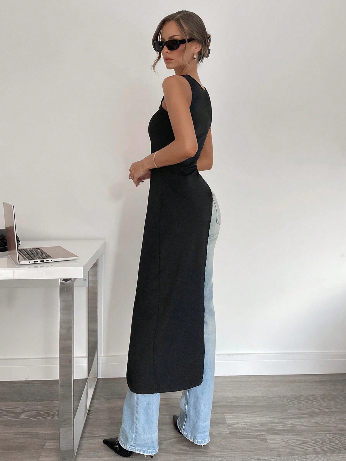 Stylish elongated T-shirt with a slim fit and U-neck
